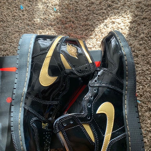 Jordan 1 Metallic Gold - Picture 3 of 5